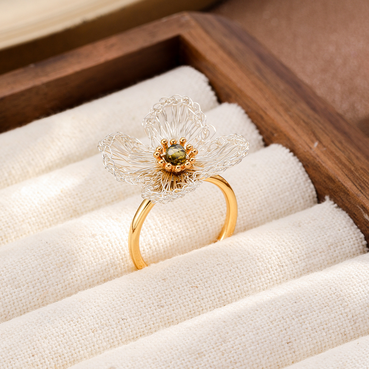 A copper wire hand-woven ring set with freshwater pearls, a light luxury, niche and elegant ring for