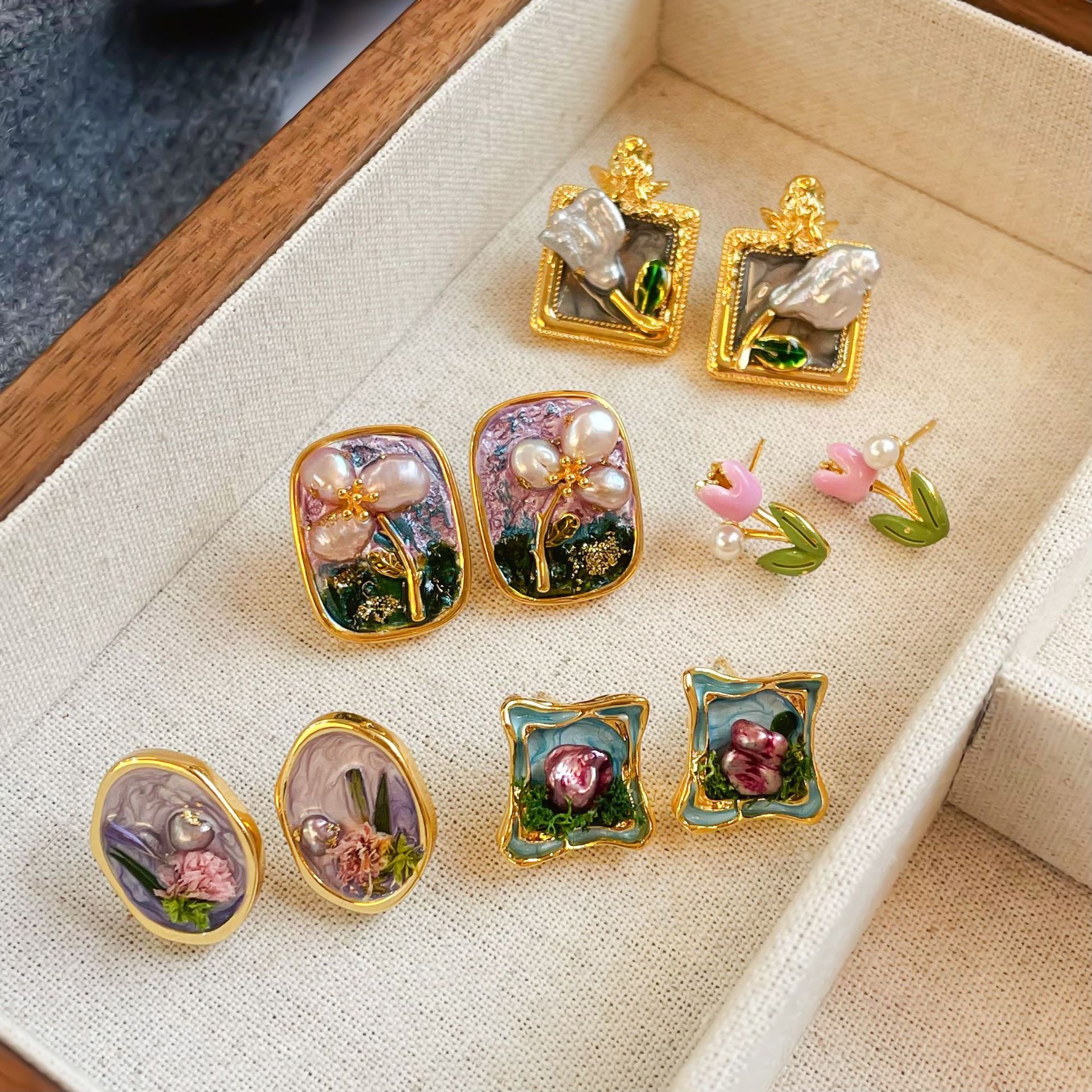 Vintage oil-dripping freshwater pearl earrings with a niche and high-end feel. S925 silver needle, v