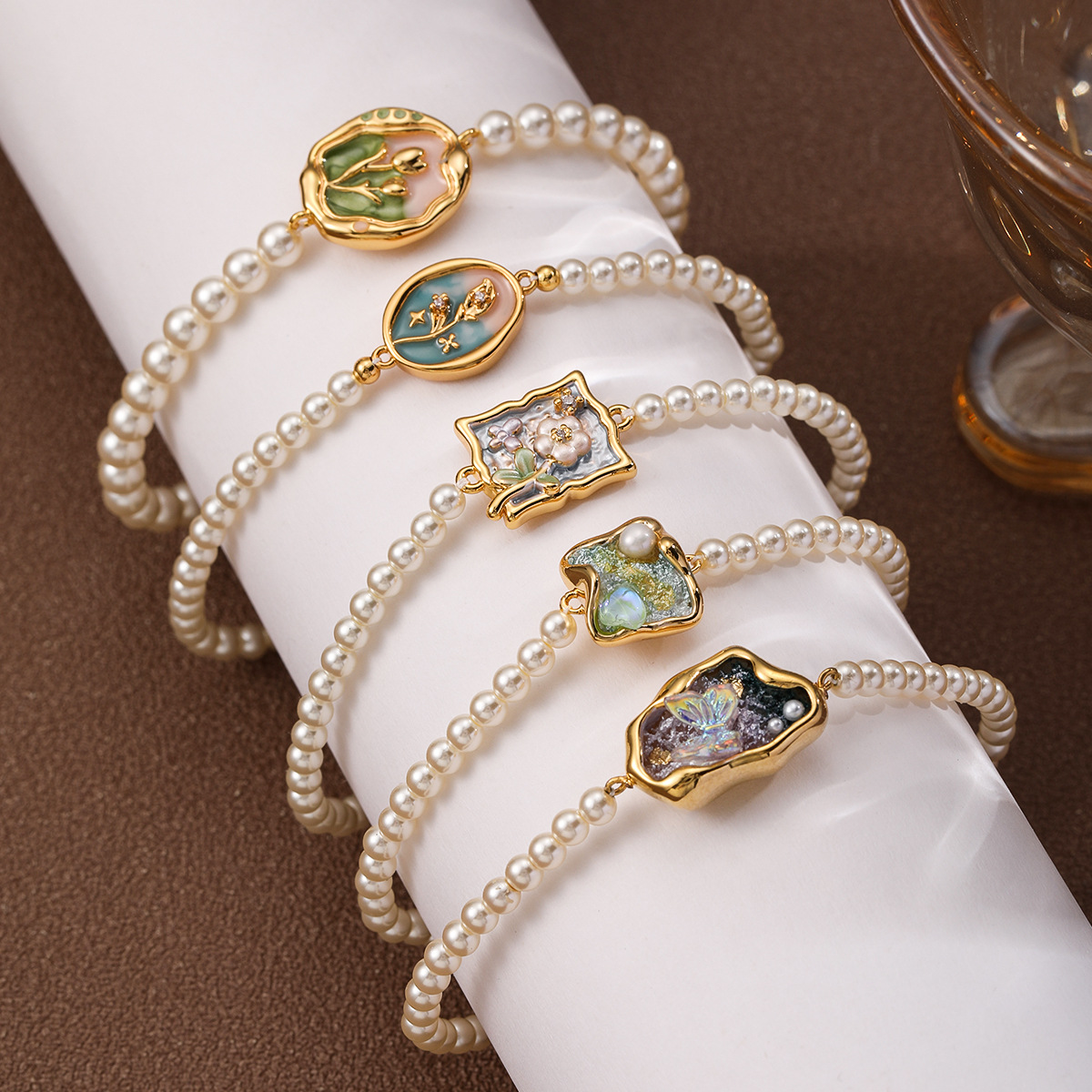 Oil painting style pearl bracelet, with a light luxury and high-end feel, does not fade. It is a lig